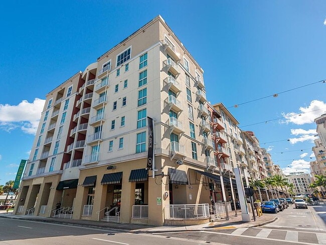 Building Photo - "Chic 1-Bedroom Retreat in the Heart of Miami - 782 Sq Ft of Comfort!"