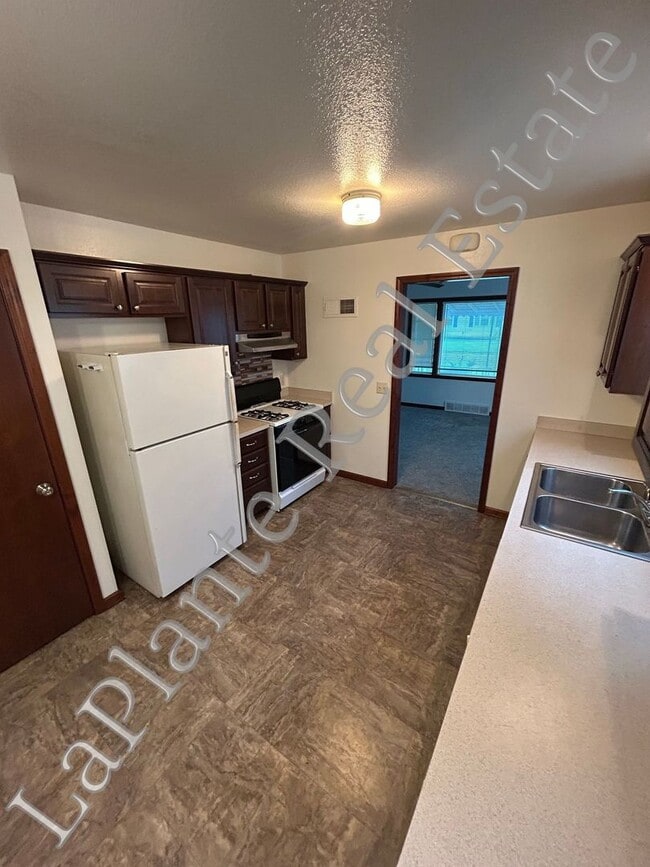 Building Photo - Charming and Cozy 2-Bed Home with Fenced Y...