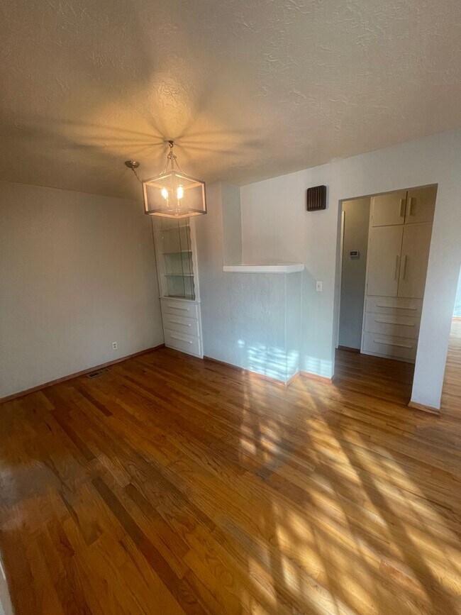 Building Photo - 515 E Elmore St