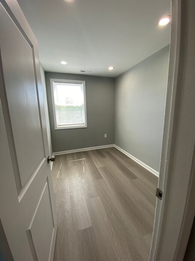 Building Photo - ** 3 BEDROOM TOWNHOME AVAILABLE**