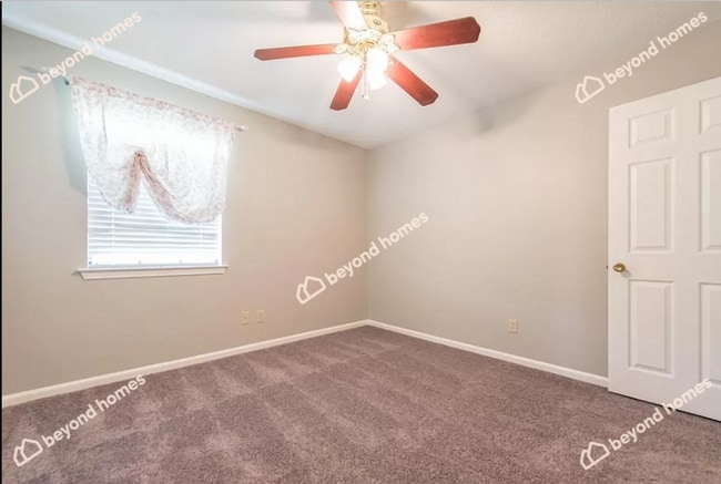 Building Photo - Updated 3BD/1.5BA Gem with Fireplace & Fen...