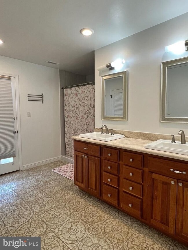 Building Photo - 1213 Perry William Dr