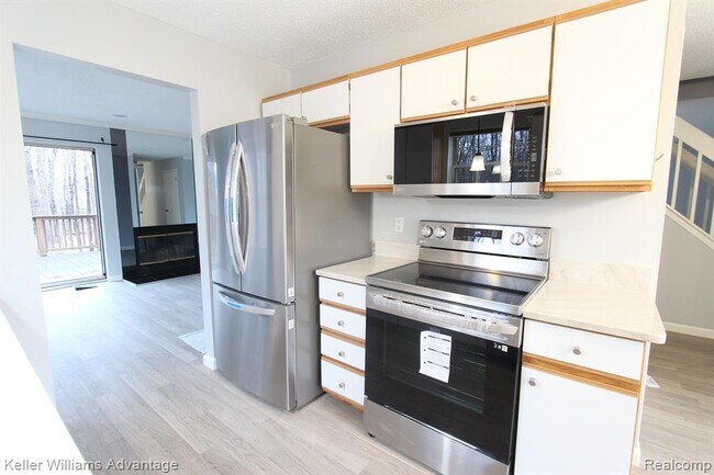 Building Photo - 41498 Cornell Dr