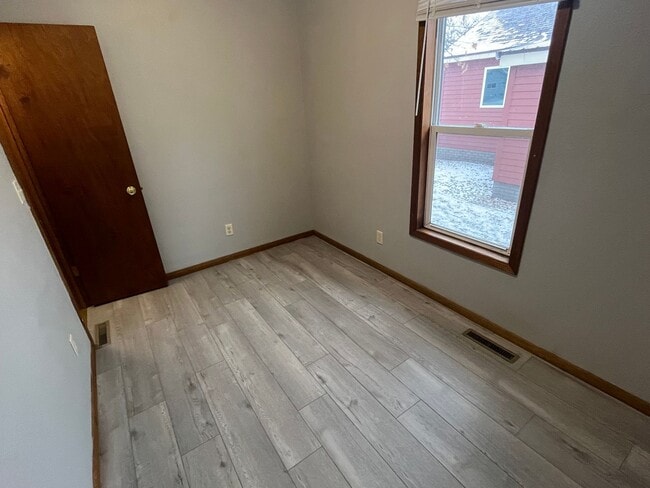 Building Photo - 2 Bed 1 Bath