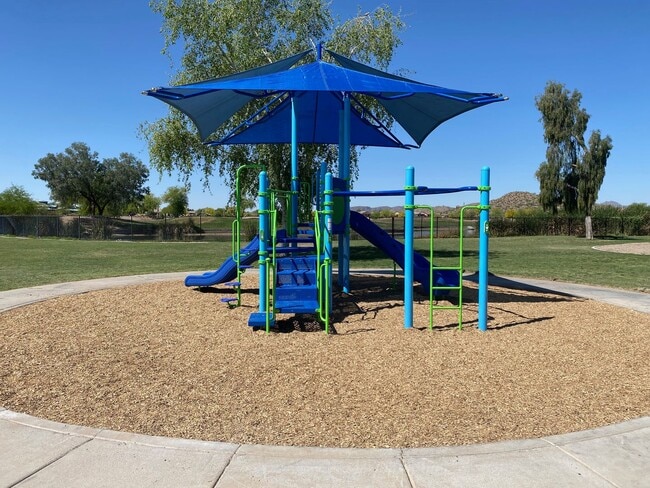 Building Photo - Close to community amenities!