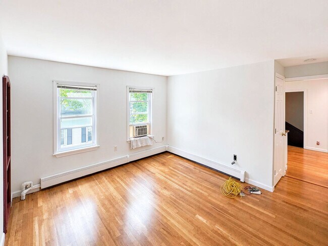 Building Photo - 76 Pleasant St