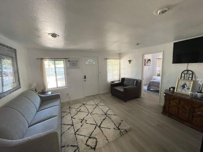 Building Photo - Fully Furnished House for Rent at 10953 Campbell Ave Riverside
