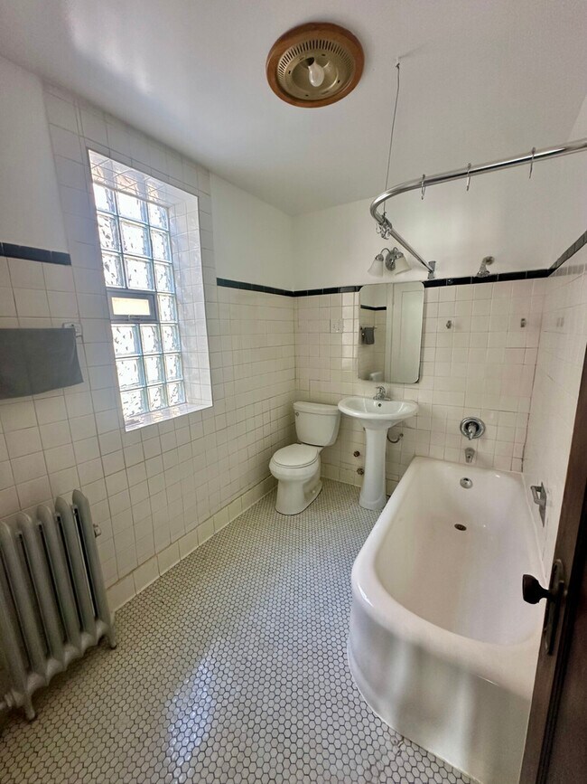 Building Photo - 1310 W Thorndale Ave