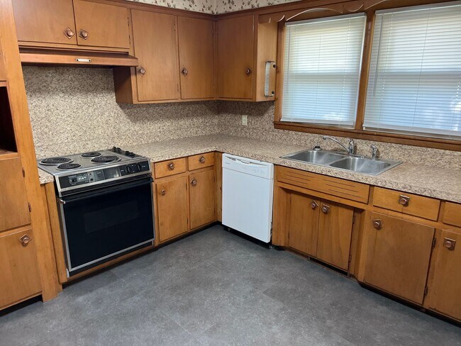 Building Photo - 3 Bedroom 2 Bathrooms! Close to Bass Pro! ...