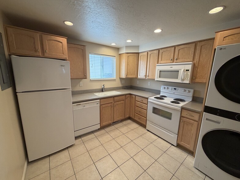 Building Photo - 1633 S 740 E