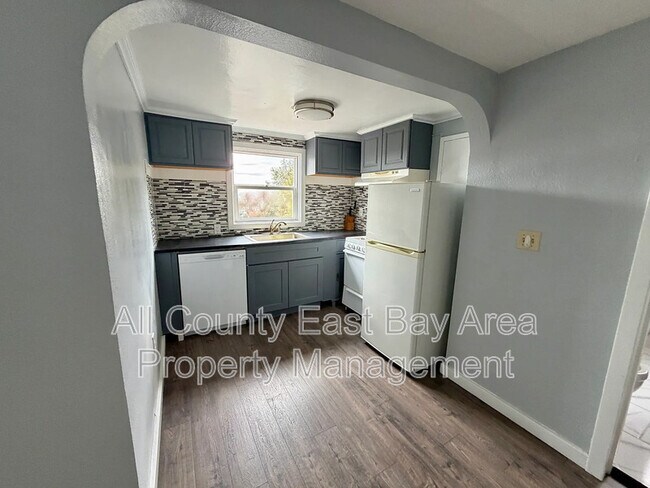 Building Photo - 716 Gateview Ave