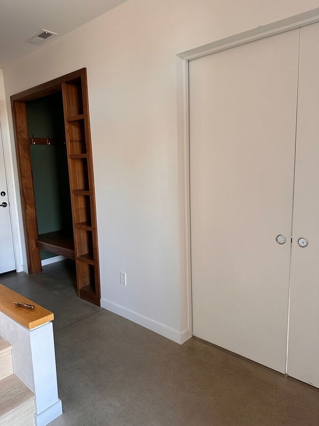 Building Photo - 3 Bedroom 3.5 Bath River Views - Walk to Old Mill