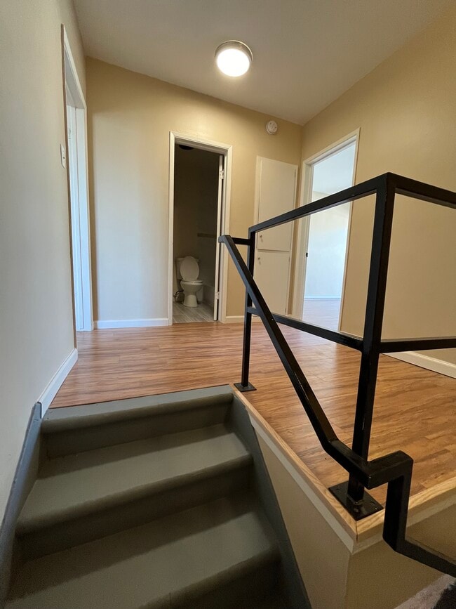 Building Photo - 6939 Hazeltine Ave
