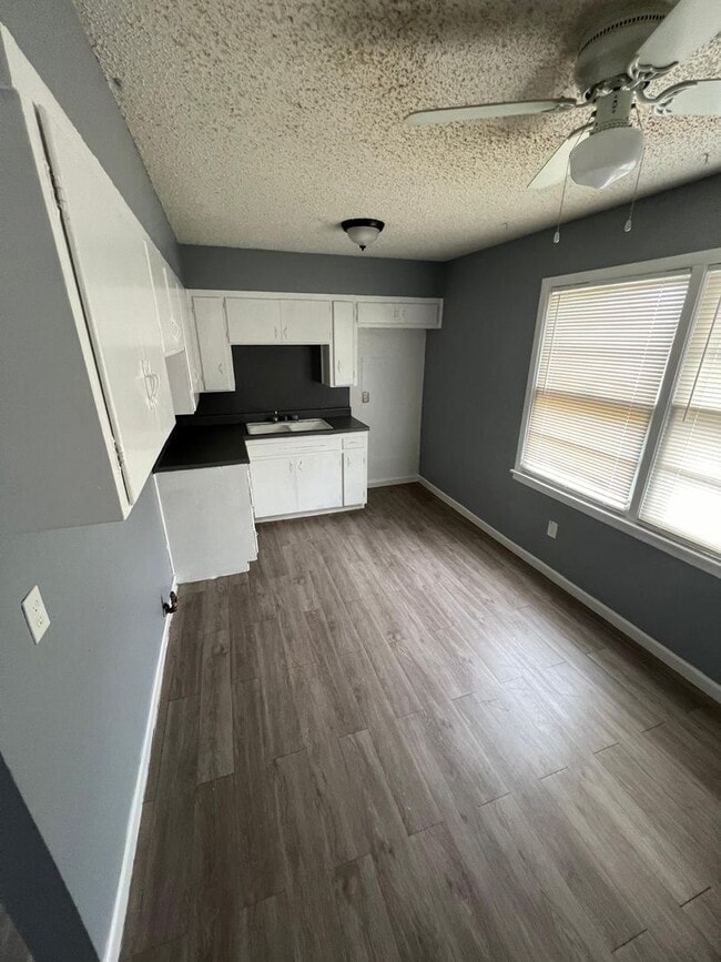 Building Photo - $0 First Month's Rent / $0 Deposit at Move-in