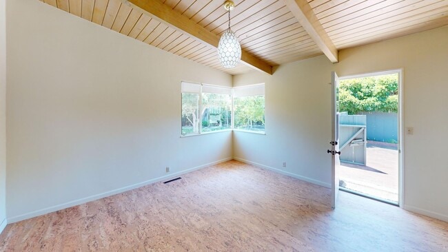 Building Photo - 3 Bed, 2 Bathroom home with large enclosed...