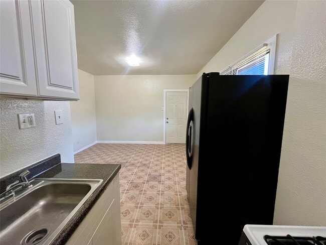 Building Photo - 2705 Lorraine St