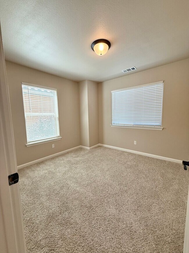 Building Photo - Move In Ready 3 Bed 2.5 Bath!!!