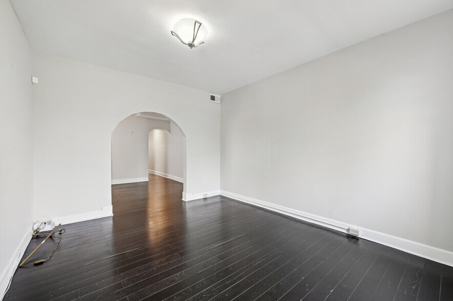 Living space - 2431 Linden Ave