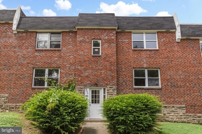 Building Photo - 5990 Henry Ave