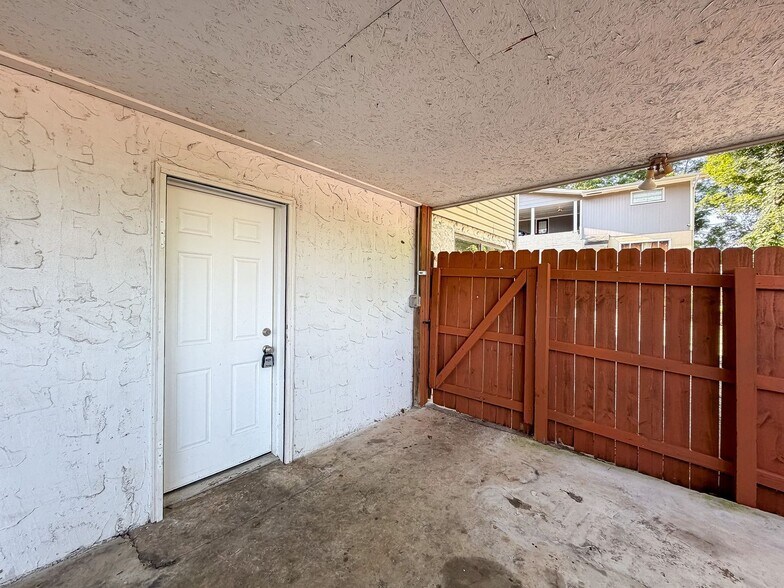 Building Photo - 1309 Labrea Dr