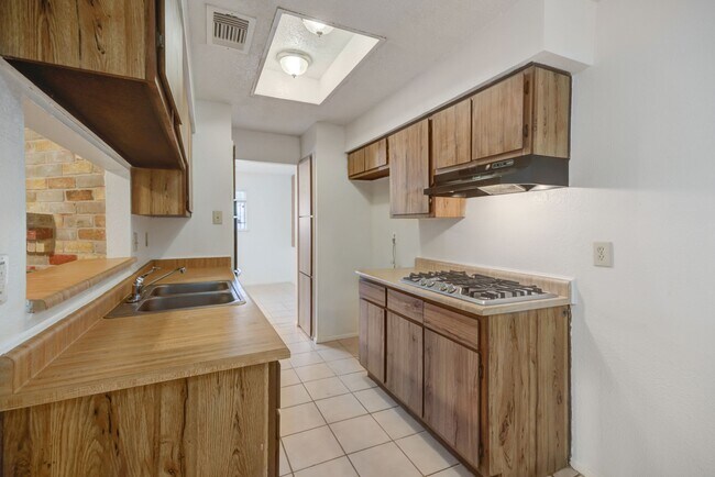 Building Photo - 12718 Panay Dr