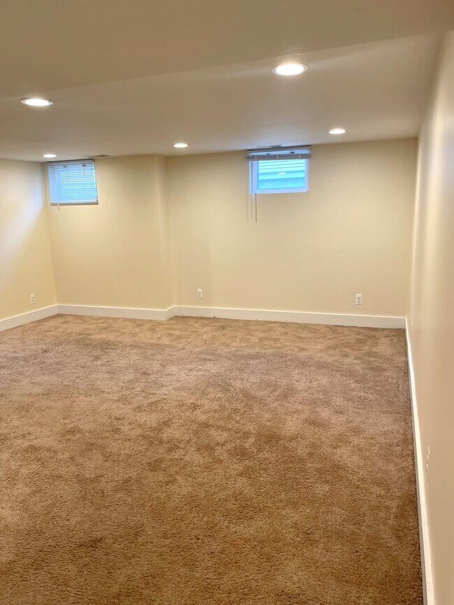 Building Photo - 903 Dewey Ave