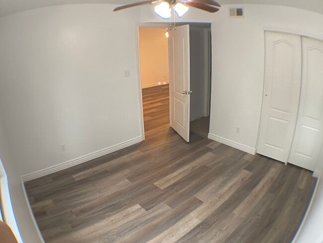 Building Photo - Don't miss out on this charming 2-bedroom,...