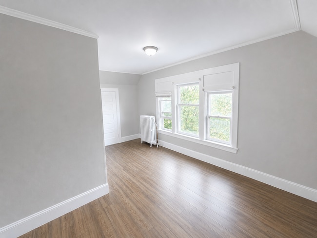 Building Photo - 1056 3rd St E