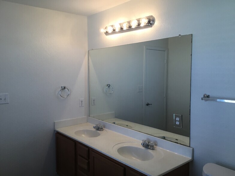 Building Photo - 6202 Roseborough Dr