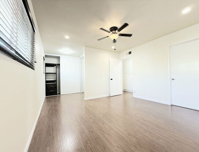 Building Photo - 809 E Acacia Ave