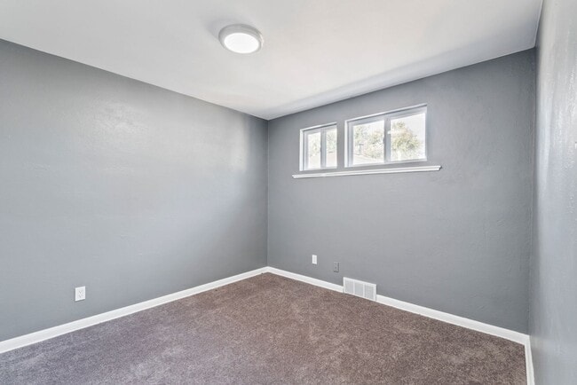 Building Photo - Charming 2-Bedroom unit with Modern Updates