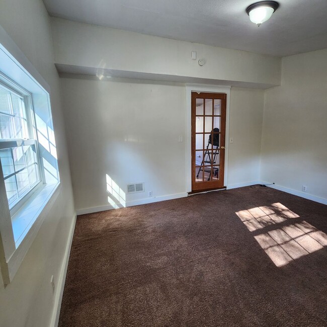 Building Photo - Cute 2/3 Bedroom Single Family House Avail...