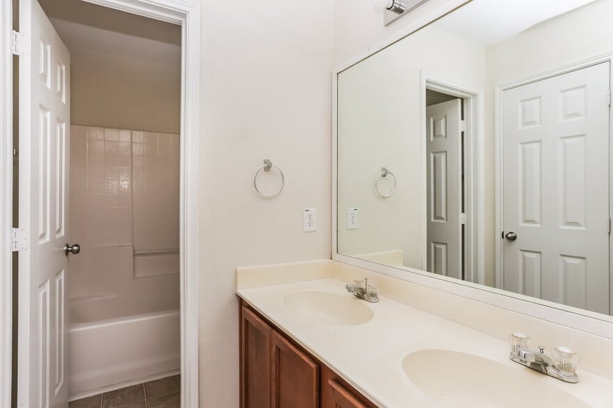 Building Photo - 6816 Clarktown Ct