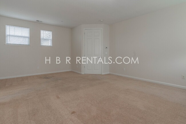 Building Photo - South Tracy 4-Bed Home with First-Floor Bedroom