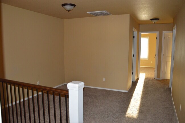 Building Photo - "Charming 3-Bed + Loft and 2 car garage Townhouse with Granite Elegance in Vancouver!"