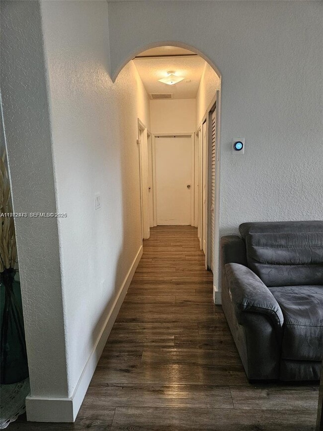 Building Photo - 718 SE 12th Ter