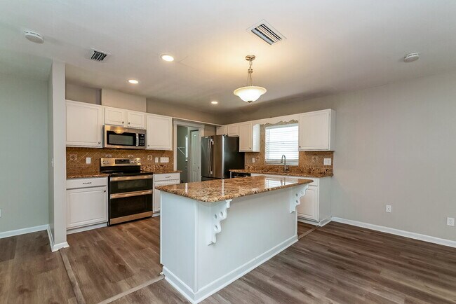 Building Photo - 3910 Briarlake Dr