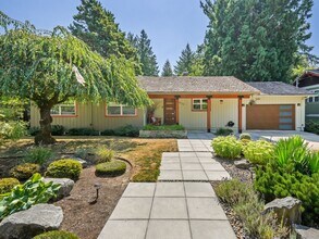 Building Photo - Gorgeous Renovated SW Maplewood Neighborhood Home ~ Finished basement, Entertainers Backyard, nex...