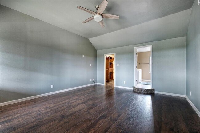 Building Photo - 2105 Vivian Dr