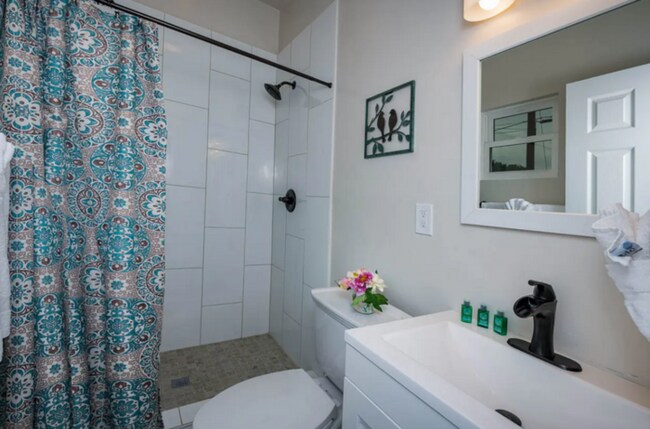 Building Photo - Beautiful Bungalow Home with Heated Pool on Golf Course