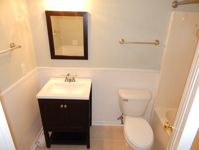 Building Photo - Adorable!!  Centrally located on quiet Cul-de-Sac