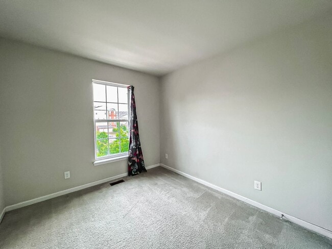 Building Photo - Beautiful and Spacious 3 Bed 2/2 Bath Bric...