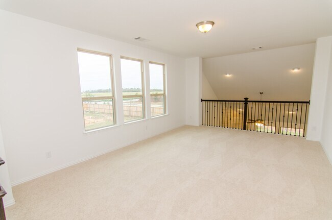 Building Photo - 18122 Glenlyon Dr