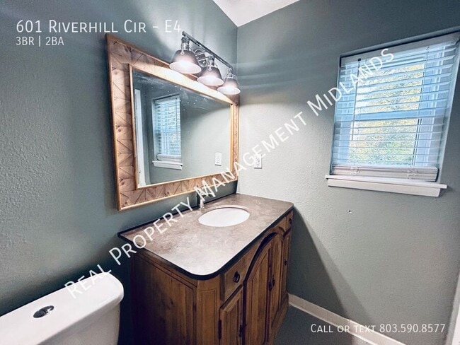 Building Photo - 601 Riverhill Cir