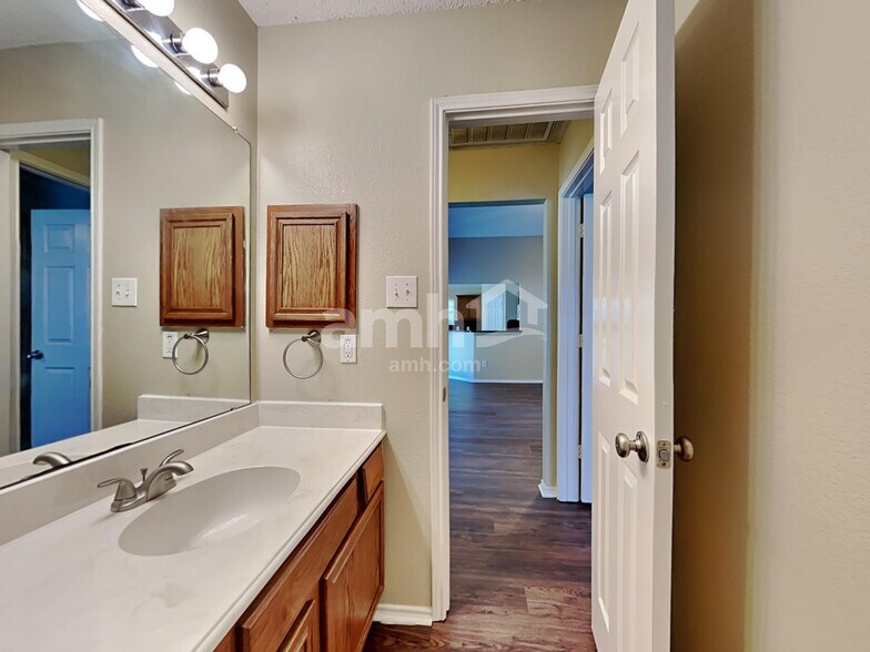 Building Photo - 733 Grandview Ave