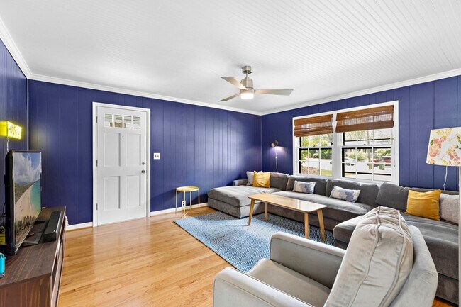 Building Photo - Fully Furnished Home, Short Term Leases Op...