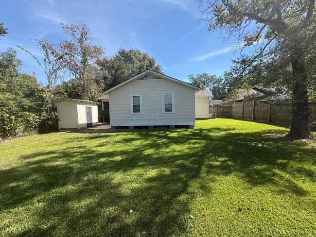 Building Photo - Updated Cottage Home in the Southdowns are...