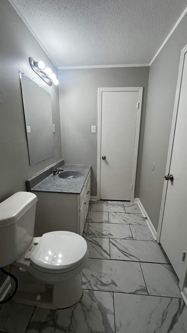 Building Photo - 2547 Courtney Dr