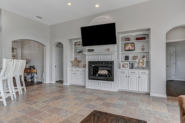 Building Photo - 105 Golden Rd