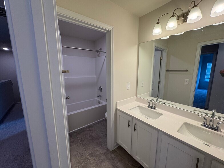 Building Photo - 1129 Georgian Point Dr